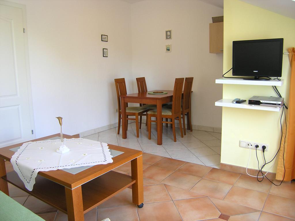Apartments Kristina Krk Town Exterior foto