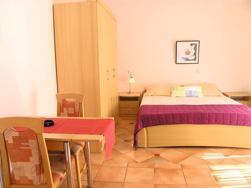 Apartments Kristina Krk Town Exterior foto